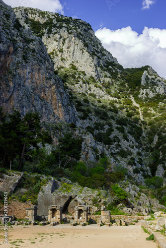 Quadro su tela Ancient ruins of Delphi, Greece, with rocky mountains and blue sky