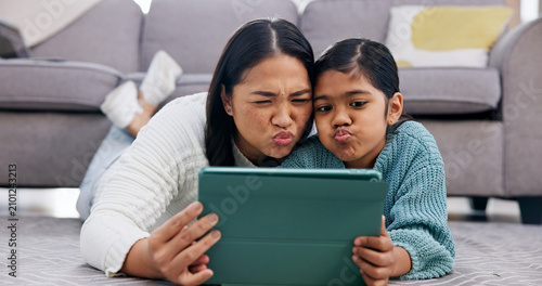 Foto Daughter, mom and selfie with tablet on floor in home living room for bonding or memories
