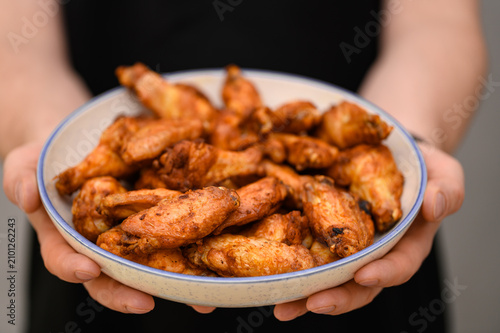 Fotografi A plate of hot, spicy, baked, crispy chicken wings with a golden crust