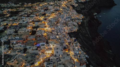 Foto Horizontal aerial view of the famous Oia village in Santorini Greece at night wi