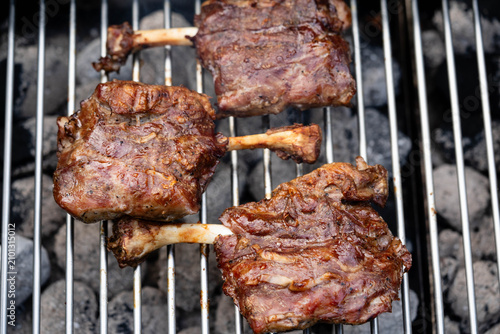 Photography Pig Wings marinierte Jungschweinshaxe vom Holzkohlegrill