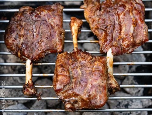 Schilderij op canvas Pig Wings marinierte Jungschweinshaxe vom Holzkohlegrill