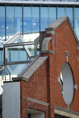 Quadro su tela Ireland, Dublin - scene from the street with old versus new facades