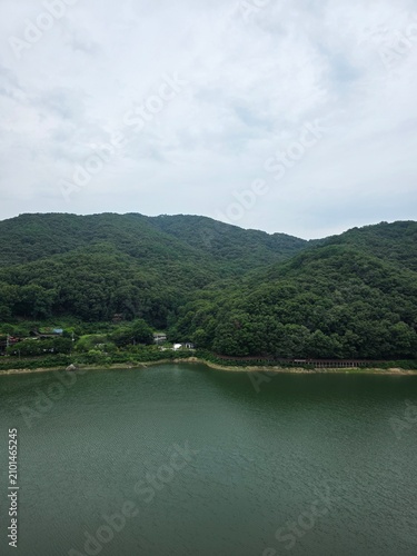남양주 오남저수지의 여름, 초록이 짙은 산과 강, 하늘과 구름, 멋진 자연 배경