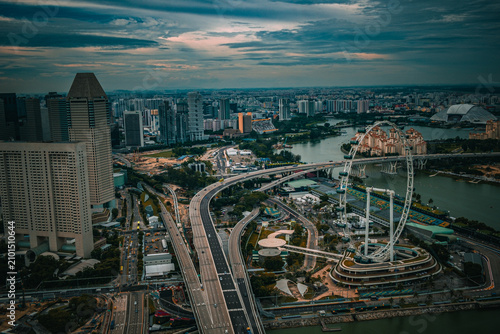 Vista di Singapore gli edifici le strade il circuito
