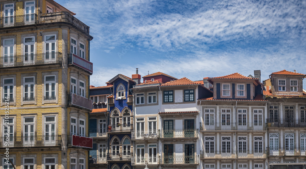 Obraz premium Fachadas de edificios tradicionales con azulejos y balcones en el centro de Oporto, Portugal