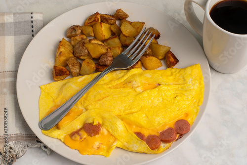 Bild auf Leinwand frankfurter  omelette with home fries