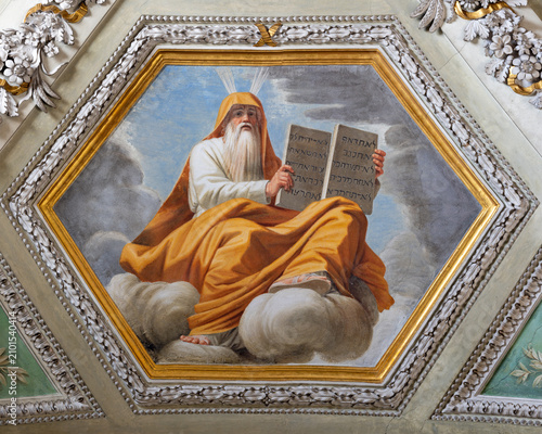 Foto LUCCA, ITALY - JUNE 23, 2026: The the fresco of Moses in the church Basilica di San Frediano in the capella dellla Croce by unknown artist