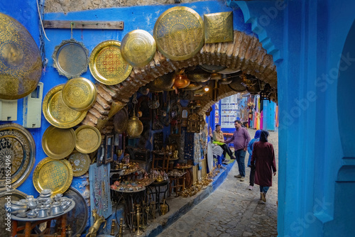 Fotografie Traditional souvenir and gifts market street in blue town Chefchaouen in Morocco