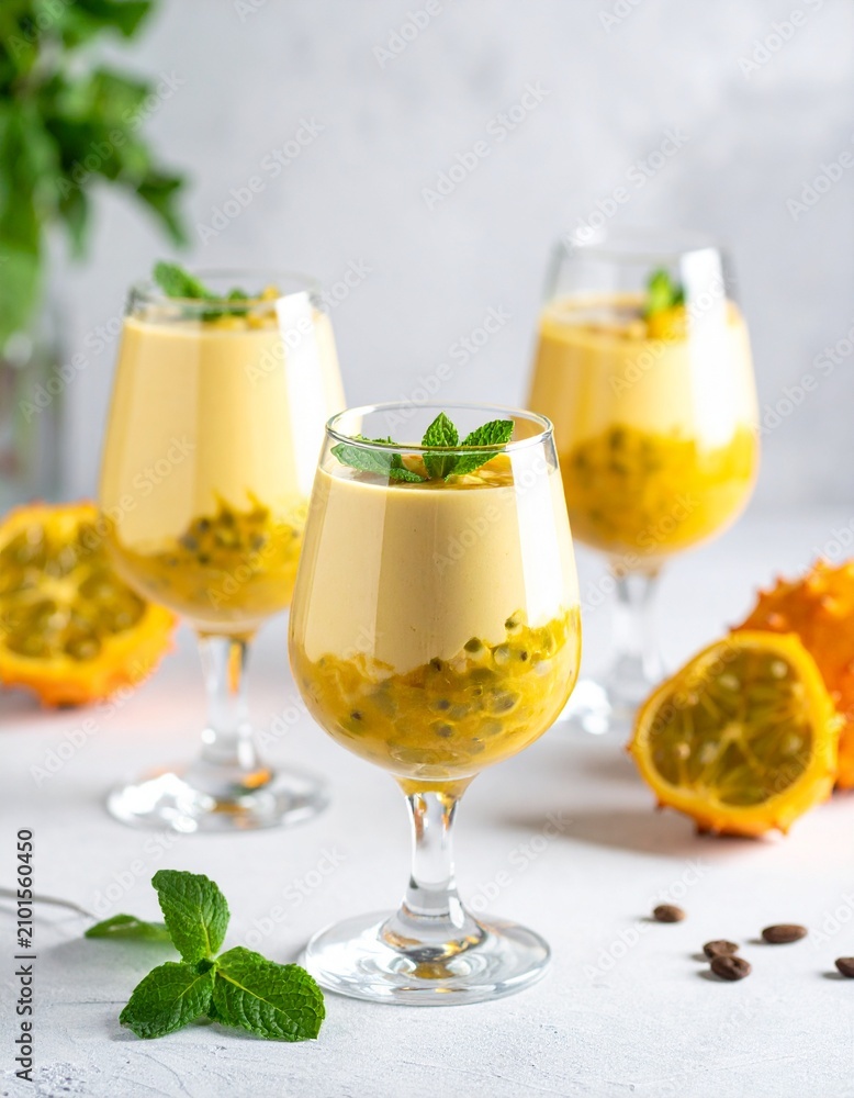 Fototapeta premium Kiwano-Dessert im Glas