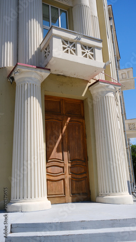 фотографія House with a large front door and white trim