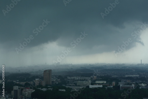 巨大な雨柱 ゲリラ雷雨に襲われる夏の都市風景 / Massive rain shaft: Summer urban landscape hit by sudden torrential downpour
