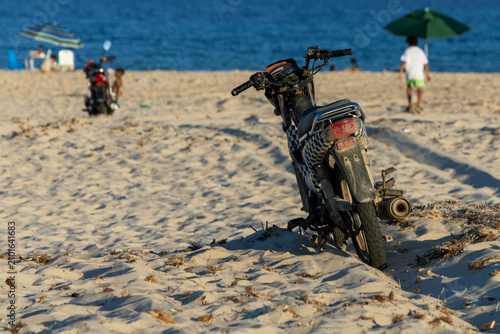 Quadro su tela Mobylettes sur une plage en Tunisie