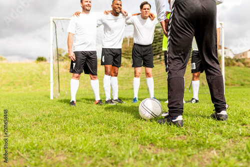 Fotografía Team huddle before penalty kick