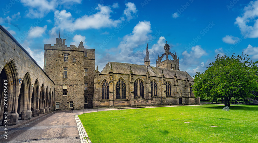 Fototapeta premium University of Aberdeen copurtyard with the iconic King's College Chapel in the background, Old Aberdeen, North East Scotland