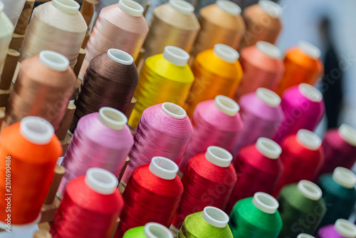 Foto Sewing threads embroidery spools The spools are of different colors