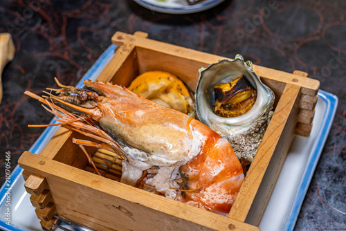 Quadro su tela 【#旅館料理】木箱に盛られた大海老とサザエの豪華な海鮮料理