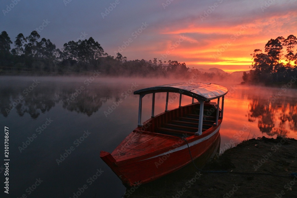 Obraz premium sunrise over the river
