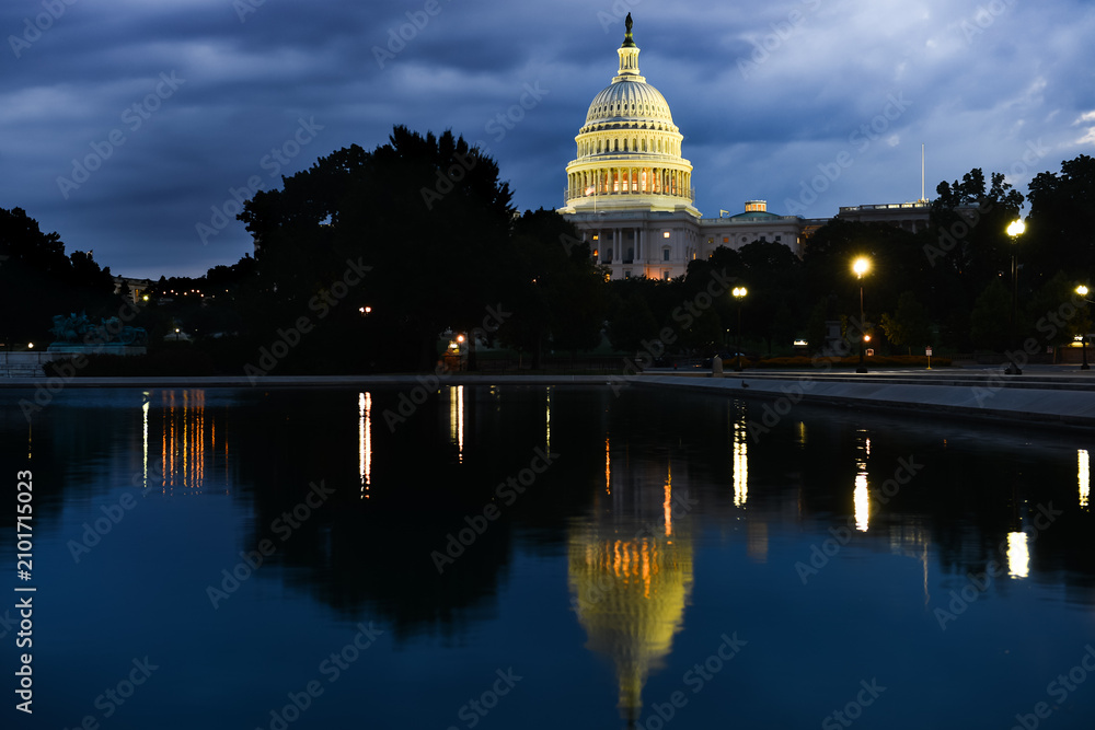 Obraz premium US Capitol Building at night - Washington DC, United States