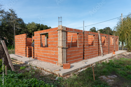 Fotografía Corner Perspective View of a House Under Construction with Red Hollow Brick Wall