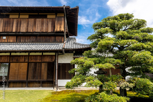 Cuadro en lienzo Antigua casa japonesa frente a su jardín zen