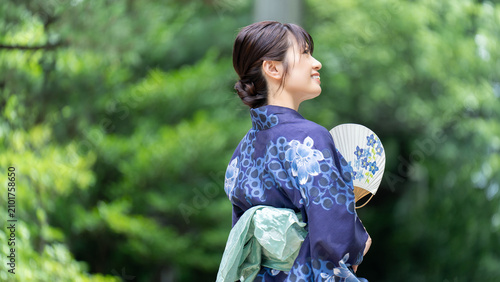 うちわを持つ浴衣姿の女性, Woman Wearing a Yukata Holding a Japanese Fan