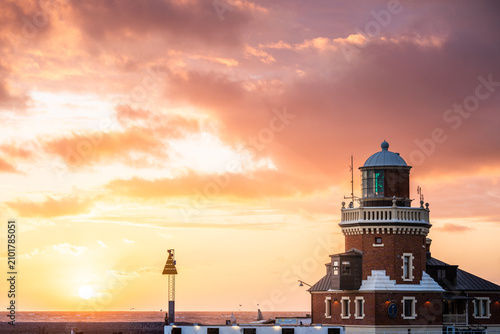 Cuadro en lienzo Helsingborg lighthouse and pilot station on the Parapeten pier in the harbor in