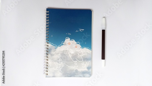 Foto Open blank notebook and sharp colored pencils arranged neatly showcasing vibrant