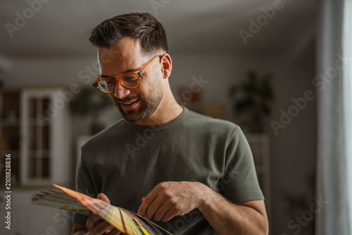 Foto Man choosing paint colors for home renovation project