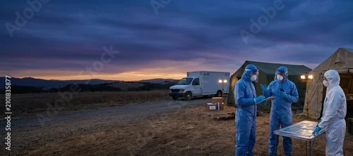 Panel kuchenny z motywem Public health emergency team planning at outdoor field command center at dusk