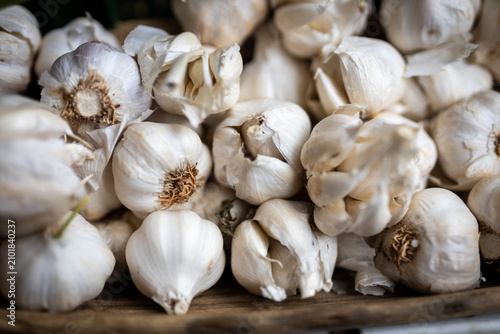 Knoblauch - mehrere Knollen auf einem Markstand in Deutschland 