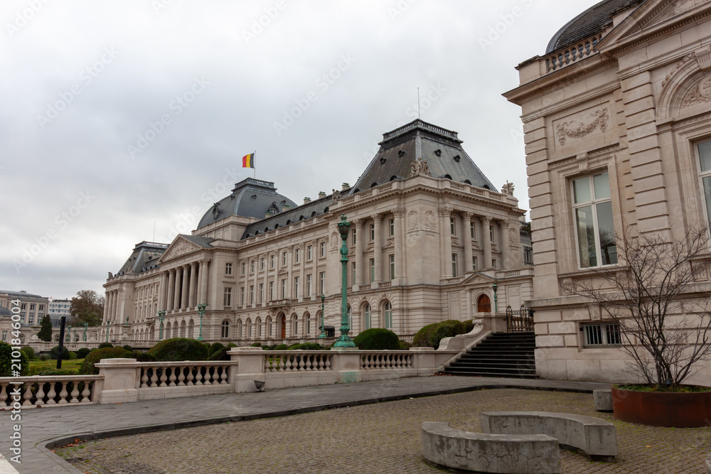 Obraz premium Beautiful historic palace architecture with a national flag under a cloudy autumn sky