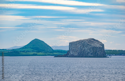 Foto Scenic view of Bass Rock in the Firth of Forth, home to the world's largest colo