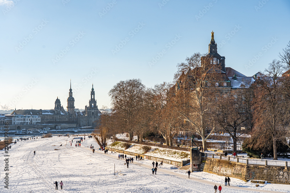 Obraz premium Dresden Winter Kalt Sachsen Elbe Frauenkirche Semperoper Bogenschütze Panorama Deutschland Schnee Frost Eisschollen Sonne Himmel Altstadt Europa