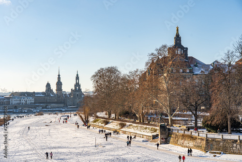 Dresden Winter Kalt Sachsen Elbe Frauenkirche Semperoper Bogenschütze Panorama Deutschland Schnee Frost Eisschollen Sonne Himmel Altstadt Europa