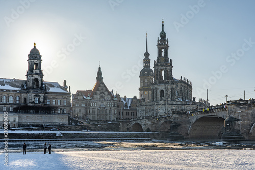 Dresden Winter Kalt Sachsen Elbe Frauenkirche Semperoper Bogenschütze Panorama Deutschland Schnee Frost Eisschollen Sonne Himmel Altstadt Europa