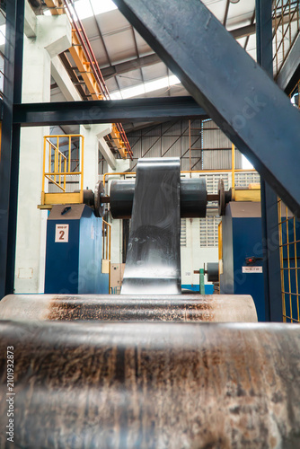 Cuadro en lienzo Industrial Metal Rolling Machine: Heavy-duty industrial machine with large rollers in a factory setting, showcasing metal processing and manufacturing