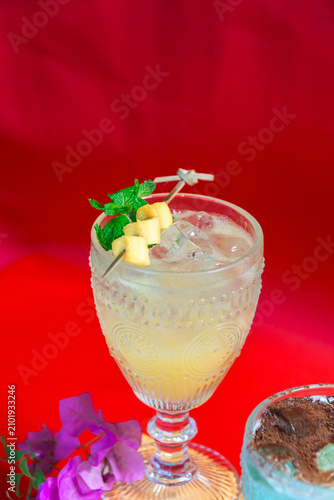 Foto Refreshing Elixir: A meticulously crafted cocktail, adorned with a sprig of fresh mint and delicate fruit garnish, rests in an ornate glass, promising a delightful and invigorating taste experience
