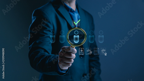 Foto Businessman hand using magnifying glass to select qualified candidate representi