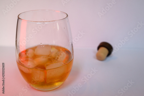 Cuadro en lienzo Filled whiskey glass with ice