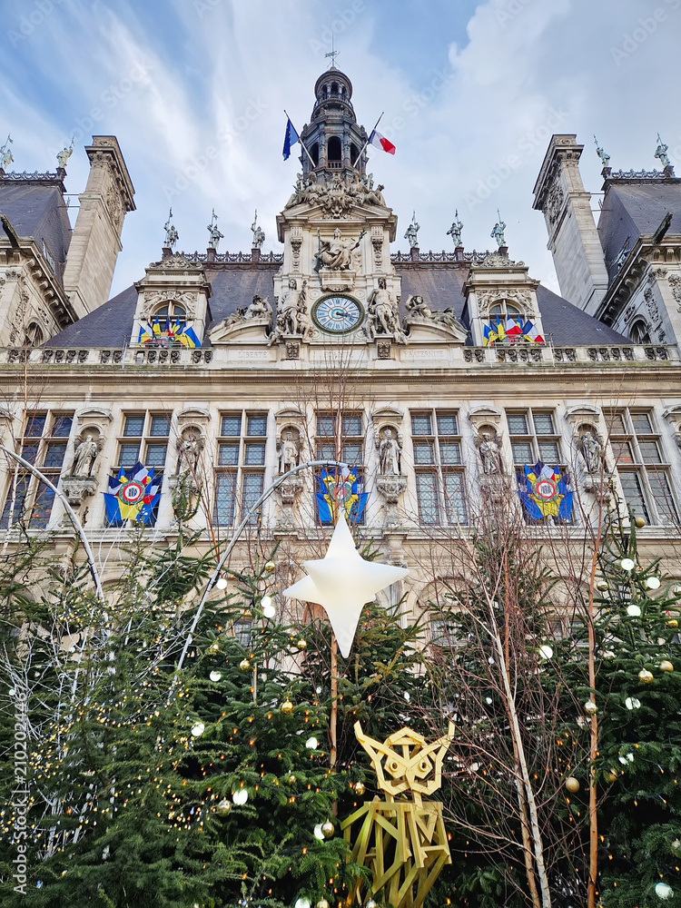 Obraz premium Paris, France - December 10, 2025: Hotel de Ville in Paris during the winter holidays decorated with Christmas trees and festive lights