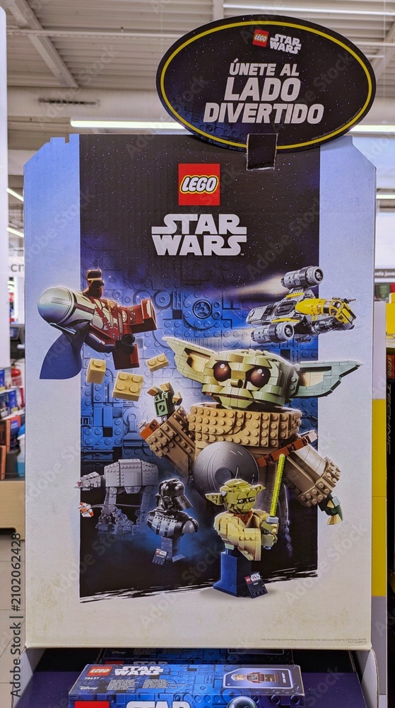 Obraz premium Cartel de cartón promocional de Lego Star Wars con diversos personajes y el mensaje Únete al lado divertido, en expositor de tienda Carrefour, Madrid, España, 16 de mayo de 2026