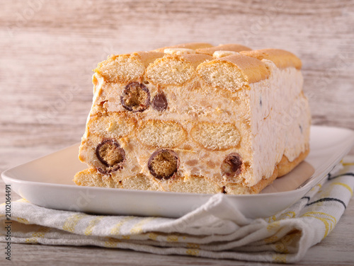 ice cream icebox cake with cookies, chocolate and caramel