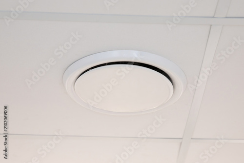 Ceiling ventilation and air conditioning with air supply via the suspended ceiling.