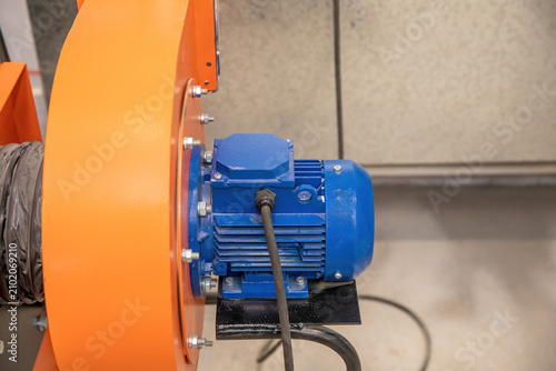 Canvastavla Electric motor for a high-pressure air compressor.
