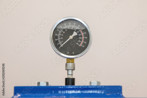 Konstfotografi Industrial air compressor pressure gauge.