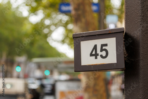 Fotografie Numéro 45, repère de numérotation d'habitation sur un boulevard à Paris
