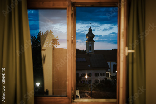 Foto Kirchturm durch Fenster