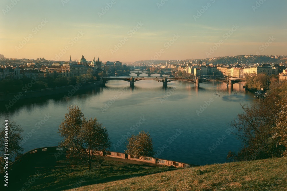 Obraz premium Evening panorama of Pragueâ€™s river bridges along the Vltava from LetnÃ¡ Park viewpoint