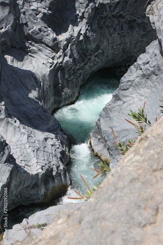 Konstfotografi Veduta dall'alto del fiume Alcantara che scorre attraverso le spettacolari gole di basalto vulcanico, Sicilia, Italia